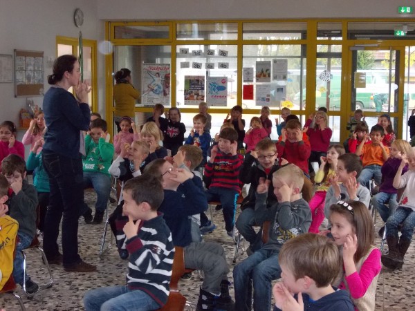 Stuhltanz mit der Lehrerin Frau Werneke Stuhltanz mit der Lehrerin Frau Werneke